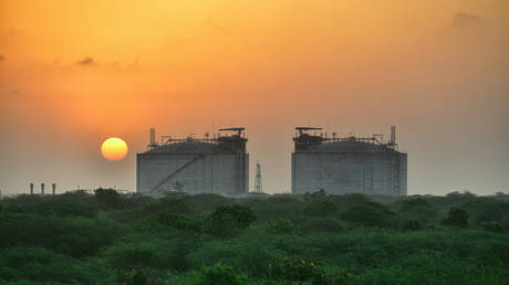 Индия ведет переговоры о возобновлении поставок СПГ из России — RT Business News