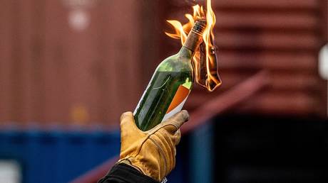 Подростка арестовали с коктейлем Молотова в стиле TikTok — RT World News