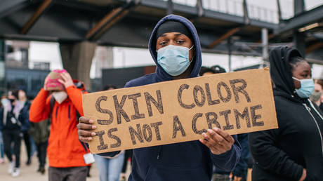 Школьный округ США обещает сначала уволить белых сотрудников — RT World News