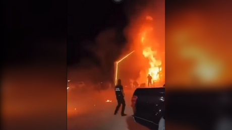 В результате пожара в ночном клубе десятки человек погибли и получили ранения — RT World News