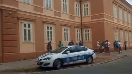 В результате жестокой стрельбы погибли 11 человек, в том числе дети — RT World News