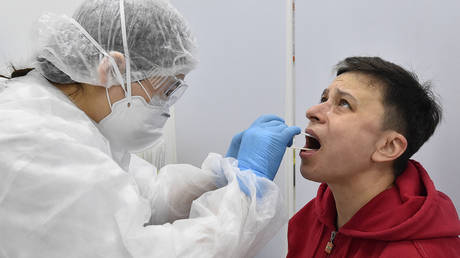 В России обнаружен «гибридный» штамм Covid-19 — RT Россия и бывший Советский Союз