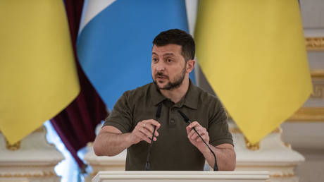 Зеленский требует запретить всех русских везде — RT Россия и бывший Советский Союз