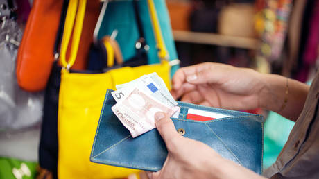 Девять из десяти итальянцев планируют сократить расходы на оплату электроэнергии — опрос — RT Business News