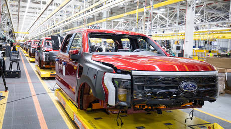 Ford заставил припарковать тысячи недостроенных автомобилей — СМИ — RT World News
