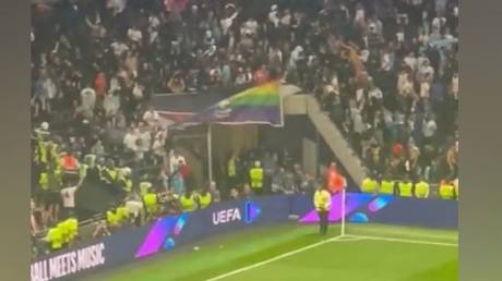 Французские болельщики сорвали флаг ЛГБТК в матче Лиги чемпионов (ВИДЕО) — RT Sport News