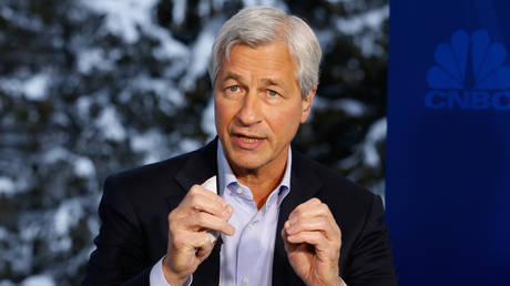 Генеральный директор крупного банка предупреждает, что отказ от нефти и газа — это «дорога в ад» для США — RT Business News