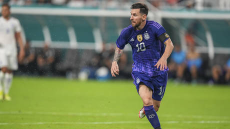 Месси ослепляет дублем сборной Аргентины и вирусным голом (ВИДЕО) — RT Sport News