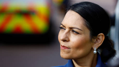 Министр внутренних дел Великобритании уходит в отставку — RT World News