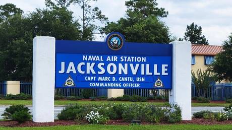 Мужчина врезался на машине в военную базу США — RT World News