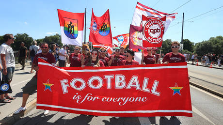 Немецкий ЛГБТ-активист противостоит послу Катара перед чемпионатом мира — RT Sport News