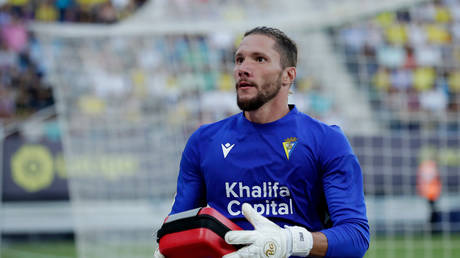 Вратарь похвалил за сообразительность после остановки сердца болельщика (ВИДЕО) — RT Sport News