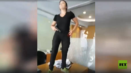 Женщина с «игрушечным пистолетом» получает тысячи от банка — RT World News