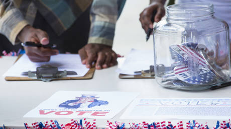 Большинство американцев считают, что США «вышли из-под контроля» — опрос — RT World News