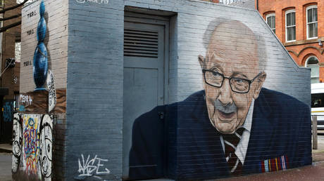 Климатолог облил мемориал ветерана ВОВ фекалиями — RT World News