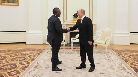 Кремль разъясняет информацию о «послании» Путина Зеленскому — RT Россия и бывший Советский Союз