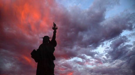 Кривая доходности указывает на скорую рецессию в США — RT Business News