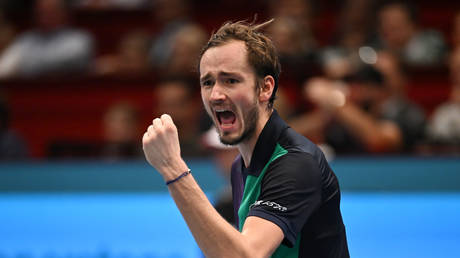 Медведев посвятил титул жене после того, как стал отцом (ВИДЕО) — RT Sport News