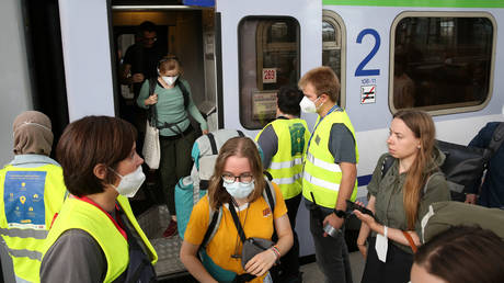 Министр Германии защищает привилегии украинских беженцев — RT World News