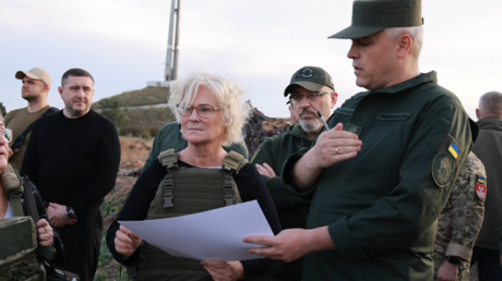 Министр обороны Германии посещает Украину — RT World News