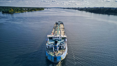 ЕС смягчает потолок цен на российскую нефть — Bloomberg — RT Business News