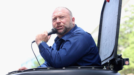 Илон Маск принял решение в Twitter-аккаунте Алекса Джонса — RT World News