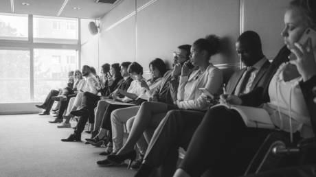 Прием на работу в Великобритании замораживается из-за опасений рецессии — RT Business News