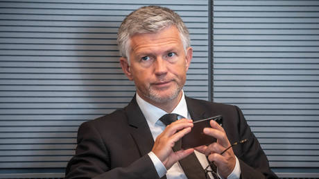 Сквернословящий украинский дипломат говорит Шольцу, что ему следует делать — RT World News