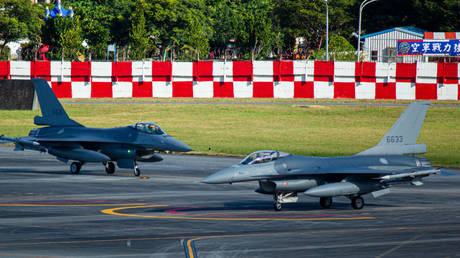 Тайвань поднимает в воздух самолеты после обнаружения поблизости китайских сил — RT World News