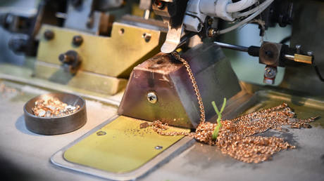 Великобритания расширяет запрет на российское золото — RT Business News