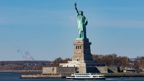 Индийцам грозит многолетнее ожидание американских виз — RT World News