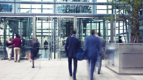 Инвесторы бегут из британских фондов акций — данные — RT Business News