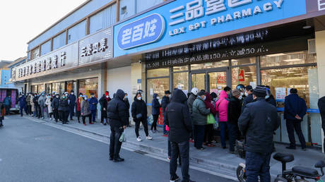 Китай смягчит строгую политику в отношении Covid-19 — RT World News