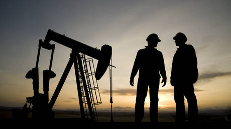 ОПЕК+ обдумывает «более глубокое» сокращение добычи — аналитики — RT Business News