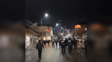 Спецполиция «оккупировала» город Косово — Сербия — RT World News