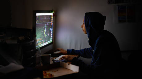 Чернокожий профессор объявлен расистом из-за запрета толстовок — RT World News