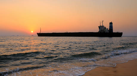 ЕС оставляет черный ход для российской нефти, находящейся под санкциями, — Bloomberg — RT Business News