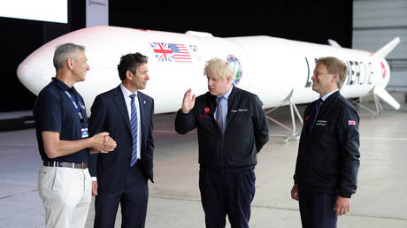 Экс-премьер Великобритании Джонсон «исчез» с изображения, посвященного запуску в космос — RT World News