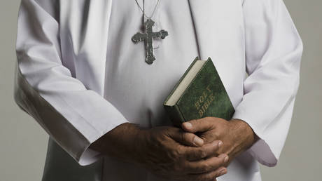 Католический священник сгорел заживо — RT World News
