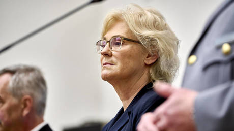 Министр обороны Германии уходит в отставку — СМИ — RT World News