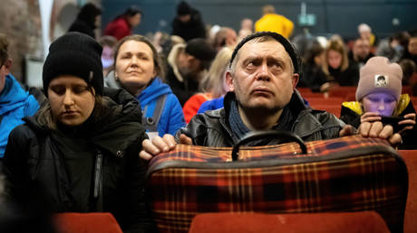 В стране ЕС жестоко обращаются с украинскими беженцами — репортаж — RT World News