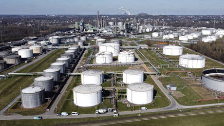 ЕС согласовал новые предельные цены на российскую нефть — RT Business News