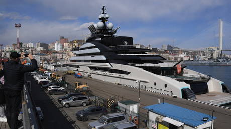 Ни одному россиянину не стало жалко олигархов, теряющих дворцы и яхты за границей, — Путин — RT Business News