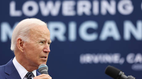 Почти две трети американцев считают, что США идут неверным путем – опрос — RT World News