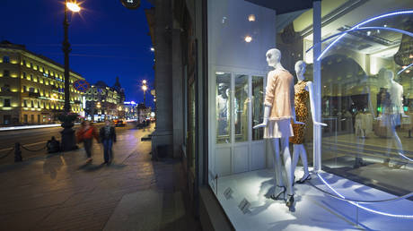 Половине россиян больше не нужны западные бренды — опрос — RT Business News