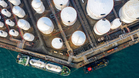 Прогнозируется резкий рост спроса на нефть в Китае — RT Business News