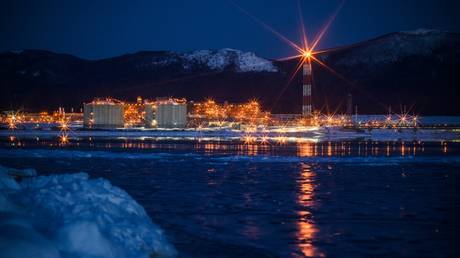 Страна ЕС хочет ограничить российскую нефть ценой 30 долларов за баррель, — Bloomberg — RT Business News