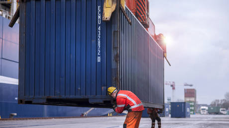 Торговля между Россией и ЕС рухнула — официально — RT Business News