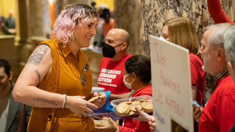 Депутат-трансгендер получила награду «Женщина года» — RT World News