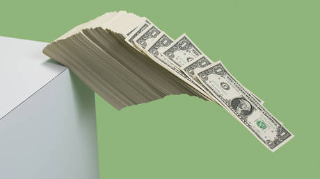 Доллар США падает на фоне банковских потрясений — RT Business News